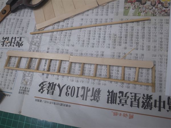 放大圖：欄杆用竹籤入高度不一,可藉由冰棒棍修整高度(如圖)