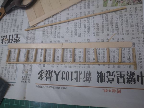 放大圖：欄杆用竹籤入高度不一,可藉由冰棒棍修整高度(如前圖)