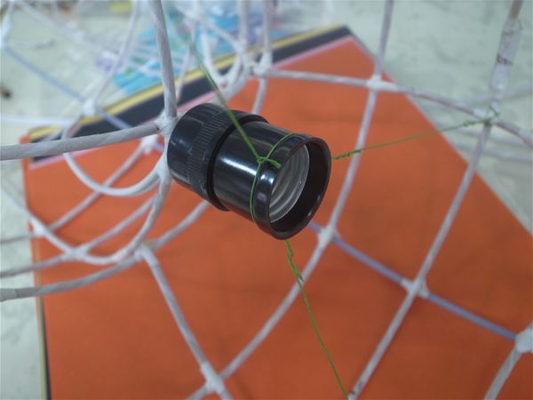 放大圖：燈泡固定