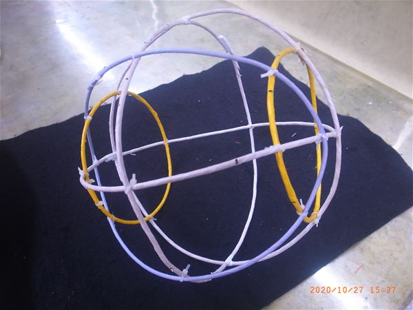 放大圖：球型示範:細部骨架結構(有色的)~白色是負責支撐的主骨架