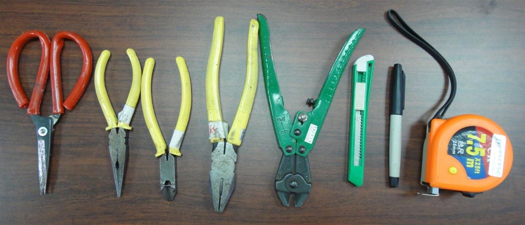 放大圖：使用工具圖:尖嘴鉗(鐵絲塑形)+剪線鉗(剪包紙鐵絲)最好用,測量劃記工具亦不可少!