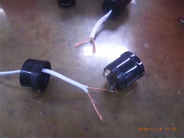 放大圖：電線裝接到新的燈座(1)