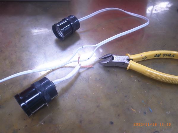 放大圖：將新燈接到主電源線(電線要跟著骨架內側要安置的長度進行確認)