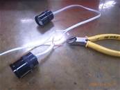 縮圖：將新燈接到主電源線(電線要跟著骨架內側要安置的長度進行確認)