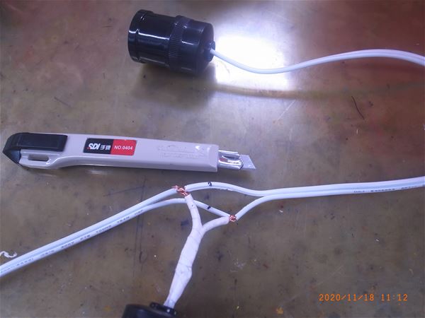 放大圖：錯開切割處並將新燈電線接上
