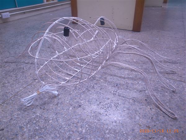 放大圖：將電源線安置在花燈骨架上(1)