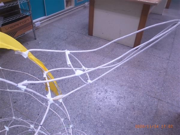 放大圖：耳朵和頭部連結處未加骨架......