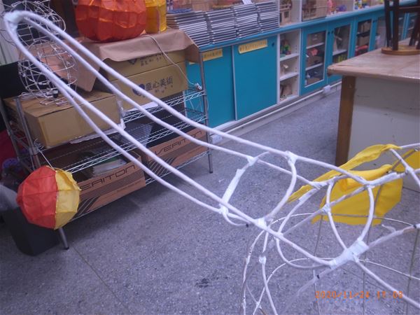 放大圖：耳朵與頭部連結處正確做法......