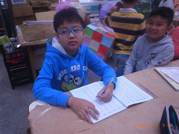 放大圖：一直沒讓莊老師見到花燈骨架的小孩......