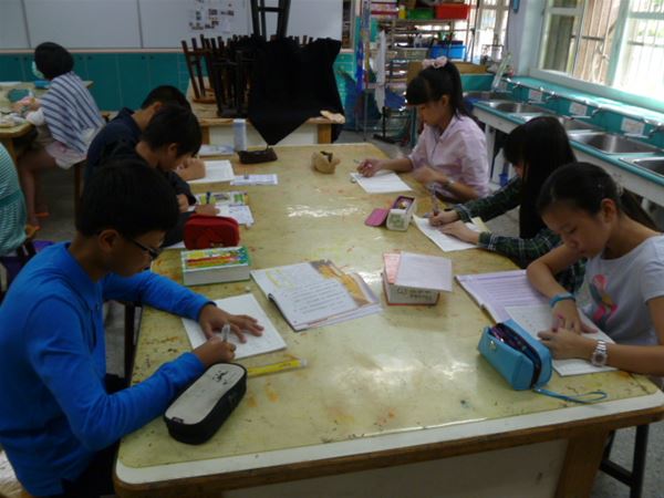 放大圖：11/26有八個孩子未帶材料用具,故在美勞課完成今日回家作業