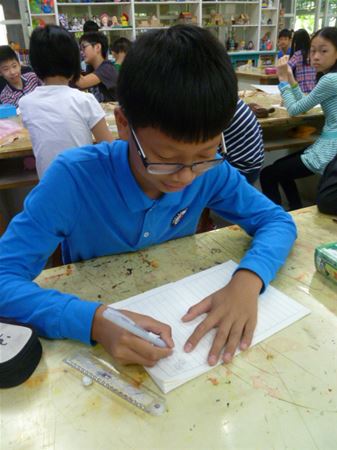 放大圖：11/26未帶材料用具,故在美勞課完成今日回家作業