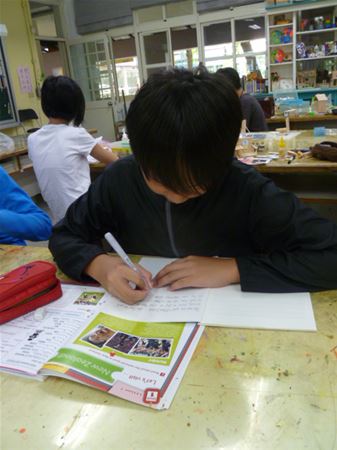 放大圖：11/26未帶材料用具,故在美勞課完成今日回家作業