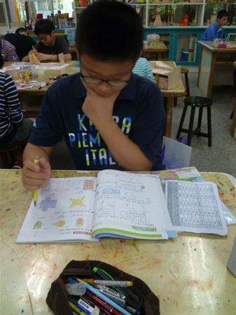 放大圖：11/26未帶材料用具,故在美勞課完成今日回家作業