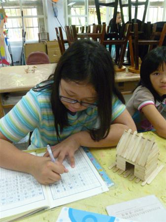 放大圖：11/26未帶裝飾材料等用具,故在美勞課完成今日回家作業