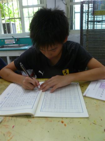 放大圖：11/26未帶材料用具,故在美勞課完成今日回家作業