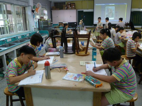 放大圖：今天未帶材料的孩子們能認真的寫作業和自我閱讀,今天回家後記得完成今日的進度唷!