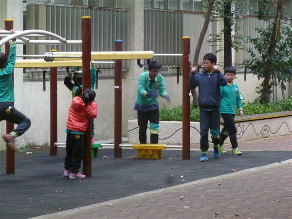 放大圖：自行下課的三個人.....