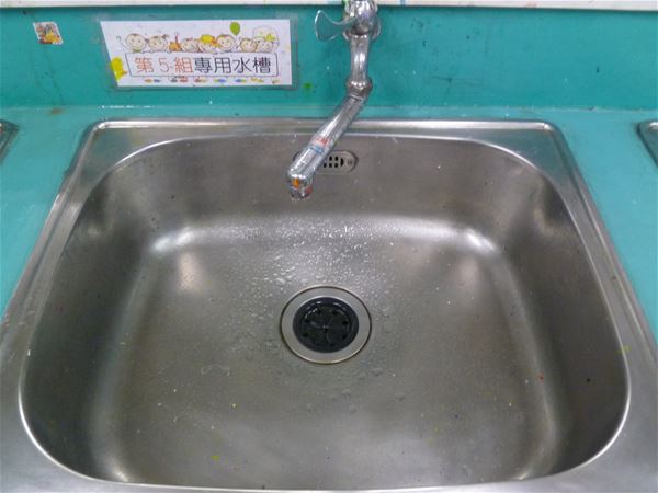 放大圖：第五組的水槽沒有擦乾,公用抹布也不知去向......