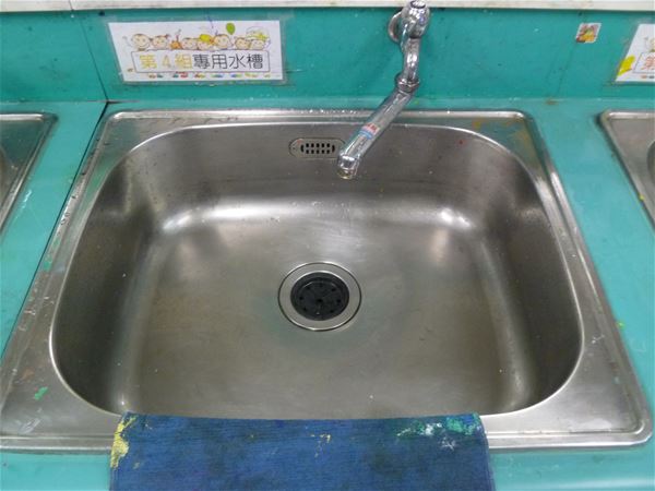 放大圖：第四組的水槽檯面四周沒有擦乾淨,但公用抹布有歸位正確!