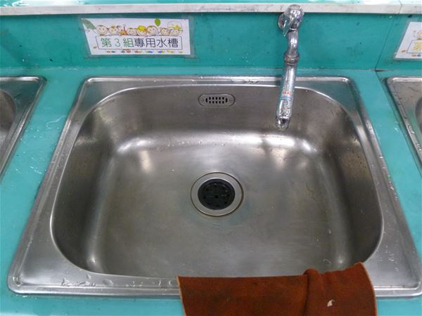 放大圖：第三組的水槽與檯面沒有擦乾,公用抹布歸位不整齊......