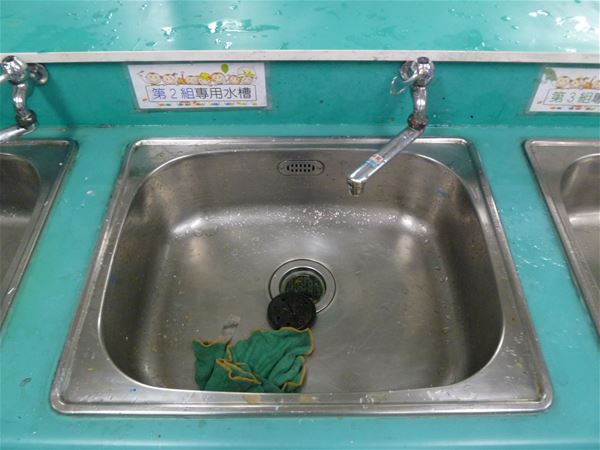 放大圖：第二組的水槽及檯面沒有擦乾,公用抹布未整理歸位......