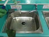 縮圖：第一組的水槽及檯面沒有擦乾,公用抹布未整理歸位......