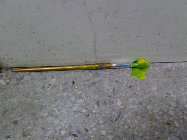 放大圖：第六桌桌腳地面留下的未清洗的水彩筆......