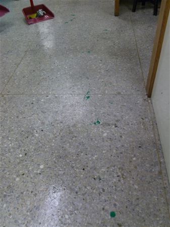 放大圖：教室後方地面沿路有未清理的水彩滴落痕跡