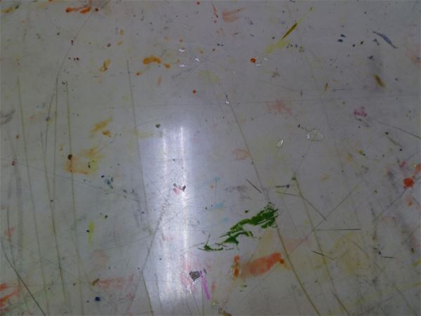 放大圖：第二桌的桌面遺留綠色顏料與水漬(25或26號所使用的桌面)
