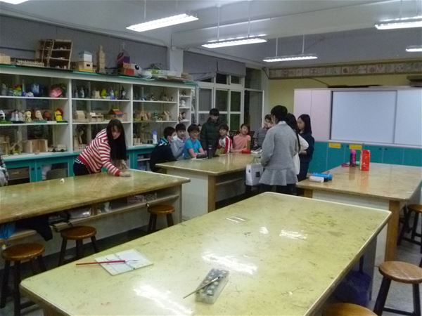 放大圖：3/14各組課後整理環境時,有一群群聚在第二桌聊天......