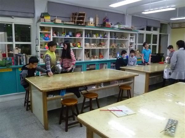 放大圖：清理的孩子與聊天的孩子......
