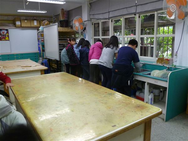 放大圖：主動清理水槽的孩子