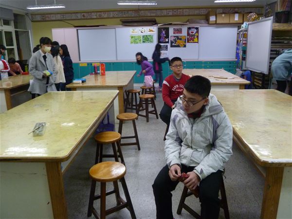 放大圖：清理完畢後能回座等待下課的孩子
