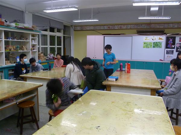 放大圖：發現老師在拍照才紛紛回座的孩子