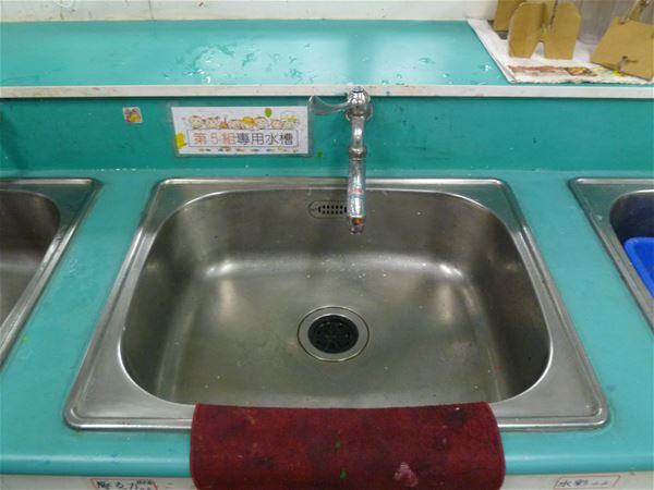 放大圖：第5桌檯面還有水漬
