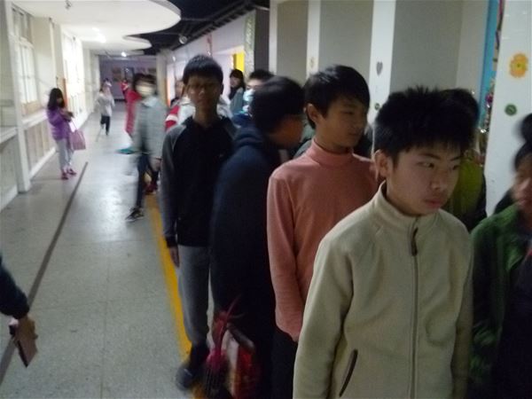 放大圖：整隊回教室實況(女生尚未歸隊)