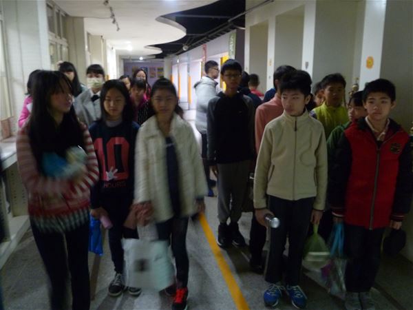 放大圖：整隊回教室實況(後方男生依舊混亂)