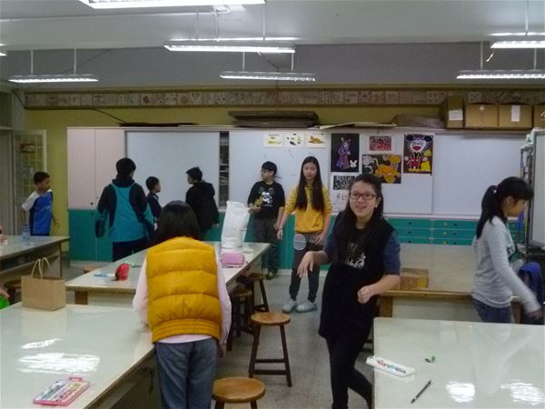 放大圖：3/16教室整理實況(2.5.9.13.16號在教室後方玩?踢報紙球?還是看熱鬧?......反正沒在打掃)