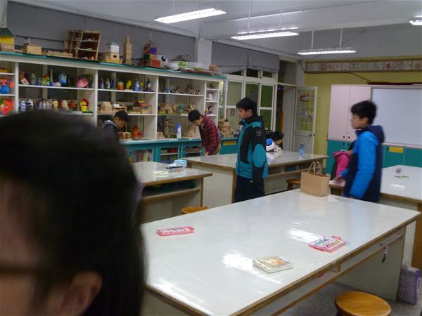 放大圖：3/16教室整理實況(躲在桌子後方啦......)