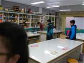 縮圖：3/16教室整理實況(躲在桌子後方啦......)