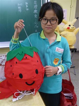 放大圖：12/22協助草莓蒂頭與五官製作!