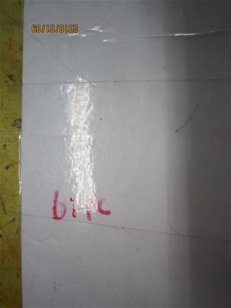 放大圖：1號在桌墊寫字><