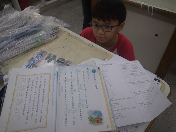 放大圖：沒帶花燈材料,所以美勞課在寫回家功課,拜託回家要趕上今天的花燈製作進度喔!