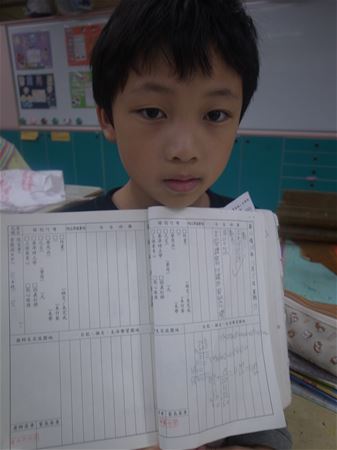 放大圖：沒帶花燈材料,沒帶花燈材料,所以美勞課在寫回家功課,結果2節美勞課只寫了這個......拜託回家要趕上今天的花燈製作進度喔!
