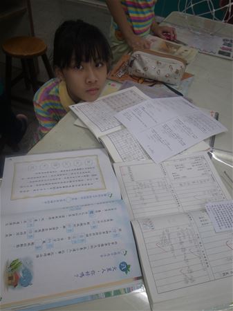 放大圖：沒帶花燈材料,所以美勞課有乖乖寫回家功課,拜託回家要趕上今天的花燈製作進度喔!