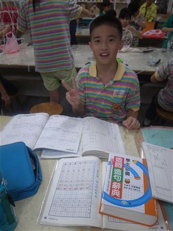 放大圖：今天沒帶材料,故在課堂上寫回家作業,回家記得製作花燈骨架!