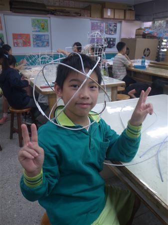 放大圖：下次要主動找莊老師救花燈骨架......