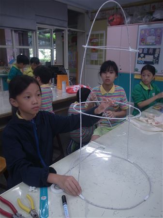 放大圖：下次要主動找莊老師救花燈骨架......