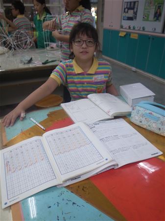 放大圖：今天沒帶材料,故在課堂上寫回家作業,回家記得製作花燈骨架!