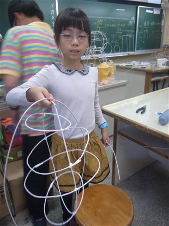 放大圖：下次要主動找莊老師救花燈骨架......